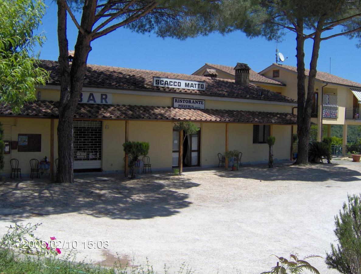 Hotel Scacco Matto Baschi Exterior foto
